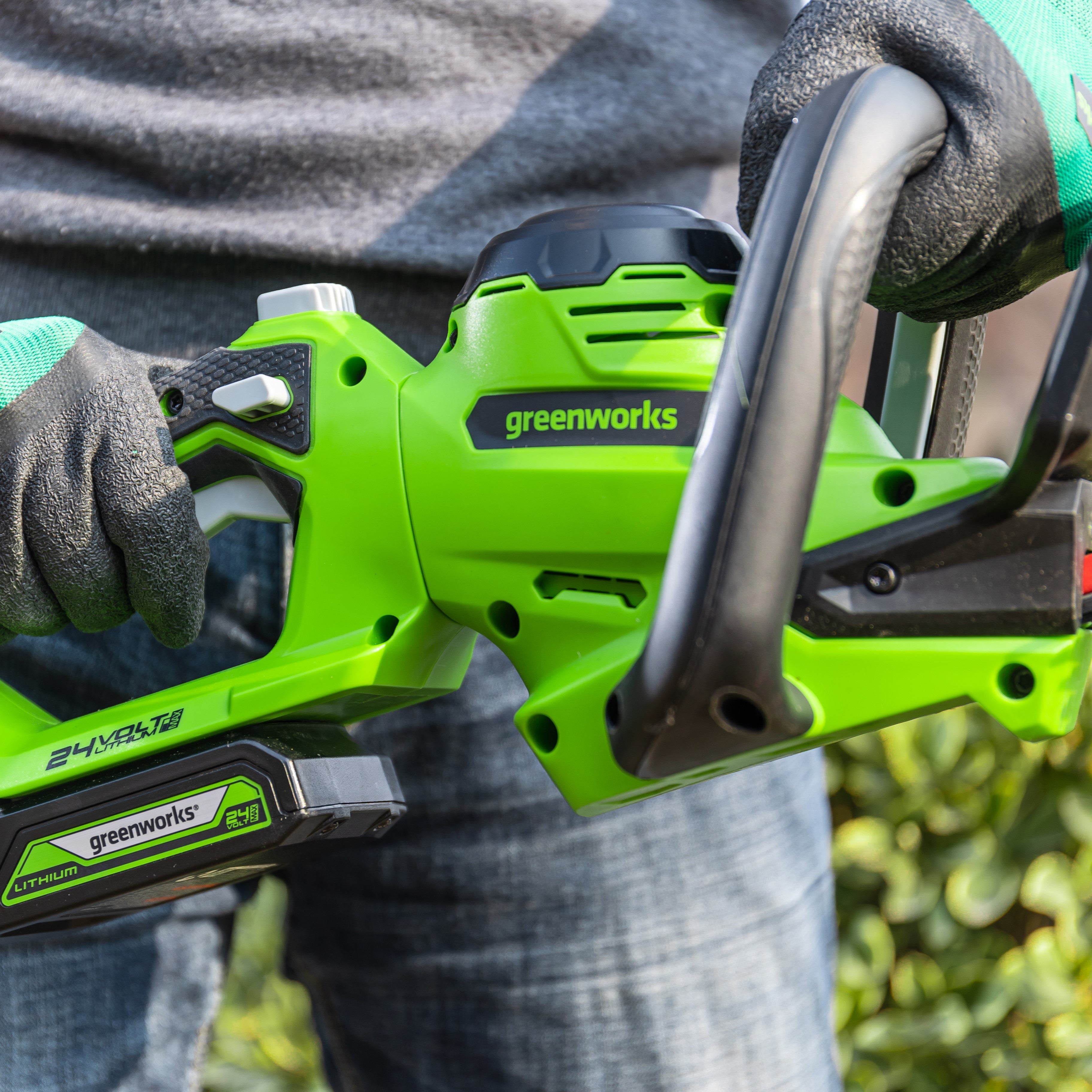 24V Hedge Trimmer 61cm - 2Ah Battery