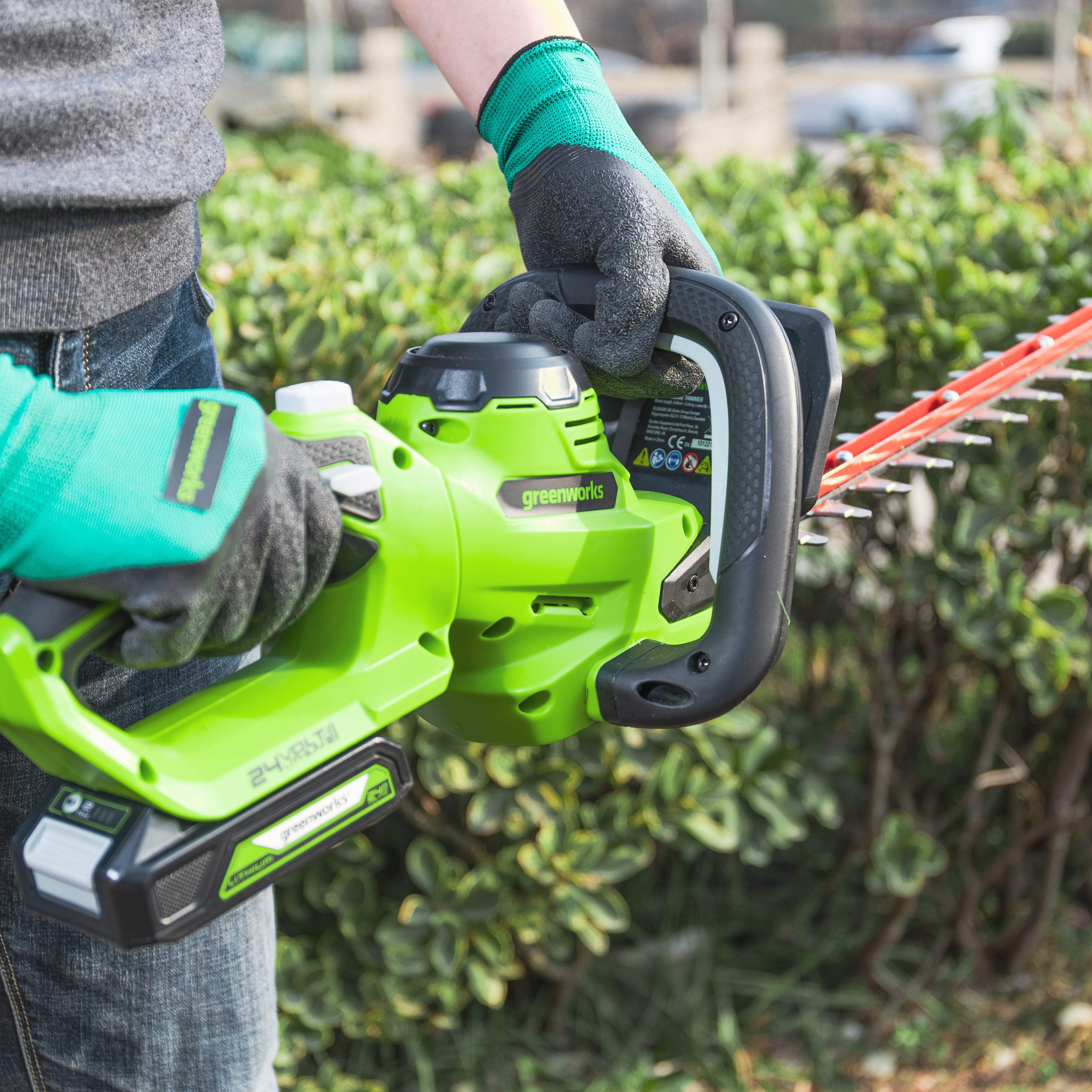 24V Hedge Trimmer 61cm - 2Ah Battery