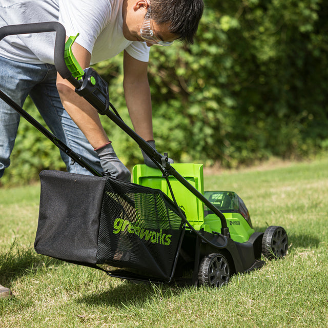 24V Battery Lawn Mower with 33cm cutting width - Greenworks ...